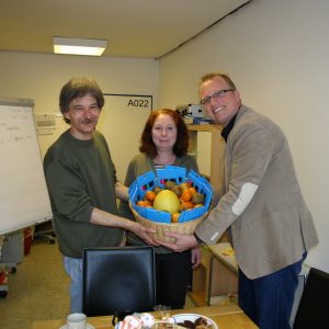 Überraschungskorb: Guntram Müller, Sandra Bennett und Jochen Ott