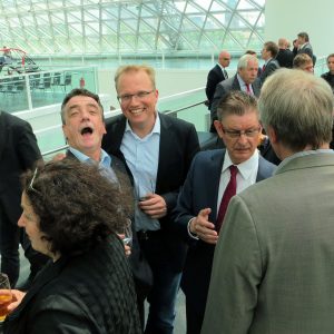 Jochen Ott und Michael Groscheck feiern Koalitionsvertrag 2023