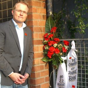 Jochen Ott vor Gedenktafel von August Bebel